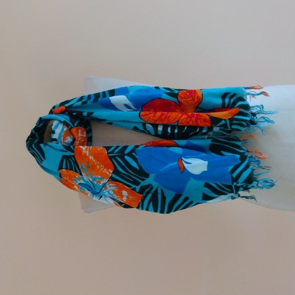 Hibiscus Collection Hawaii Scarf. - Picture 3 of 6